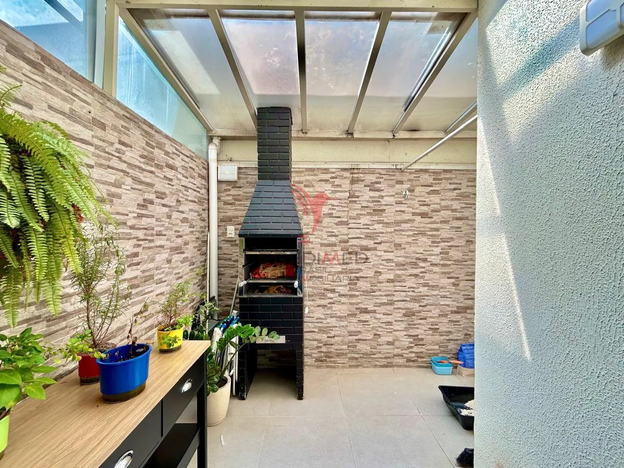 Imagem VENDO CASA DE CONDOMINIO FECHADO, 2 VAGAS DE GARAGEM, 2 DORMITÓRIOS, CHURRASQUEIRA