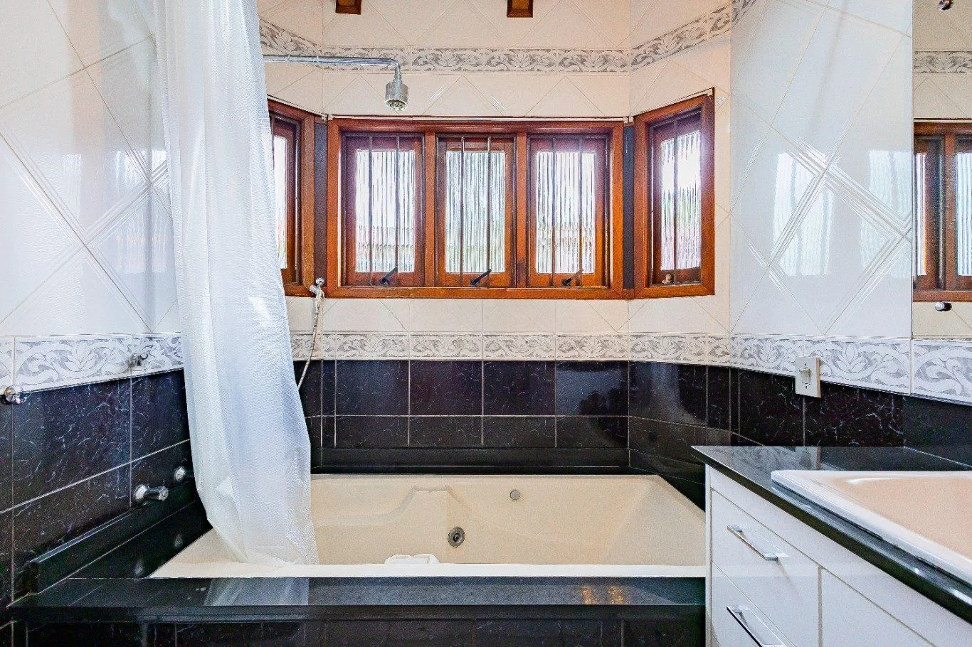 Imagem Casa de 4 dormitórios e 208m² à venda no Bairro Jardim Botânico, Porto Alegre.