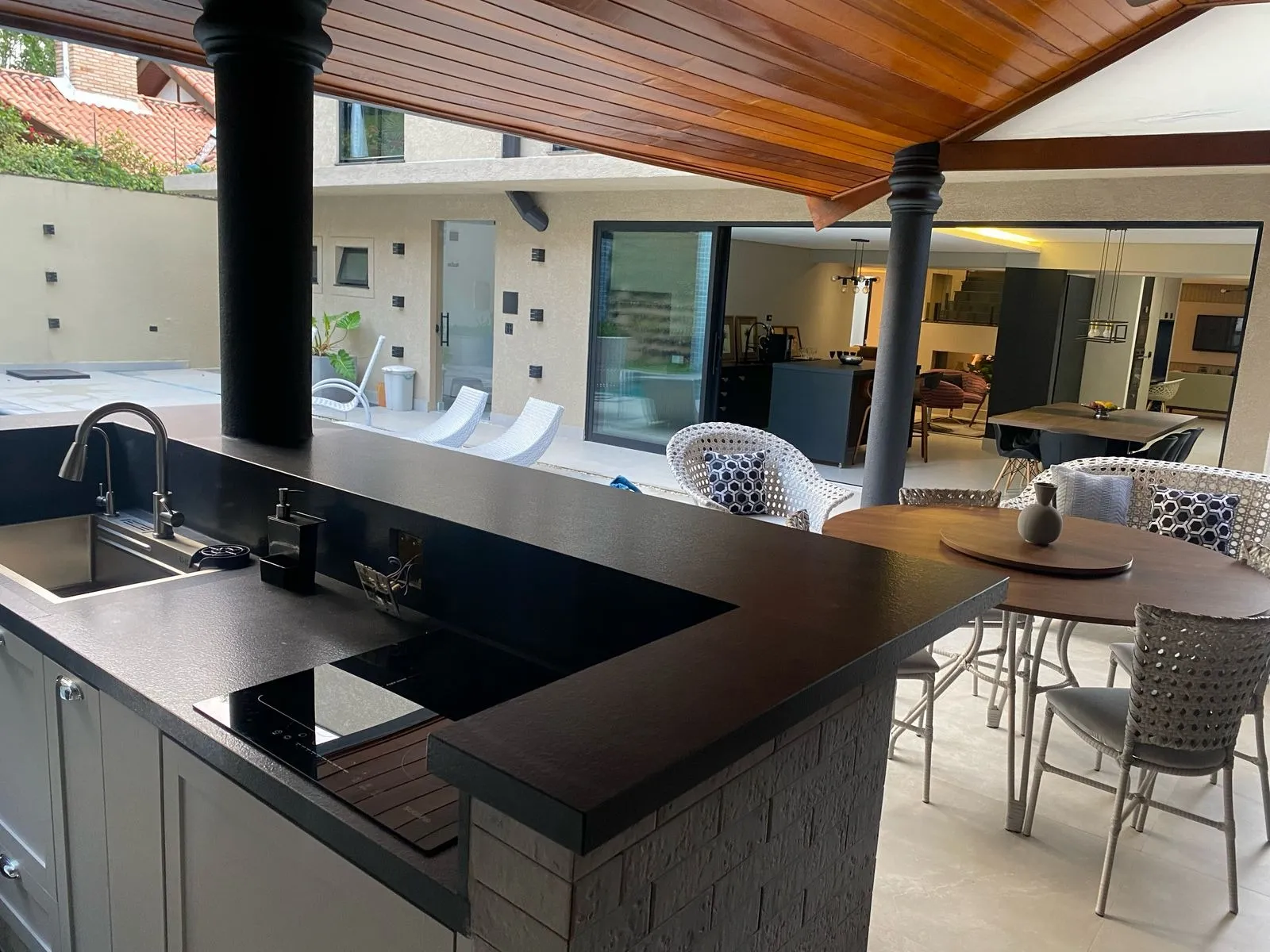 Imagem Casa de Alto Padrão à Venda no Alphaville 01 em Barueri, 5 suítes, 530 m², piscina, sauna, sala de cinema e terreno de 631 m²