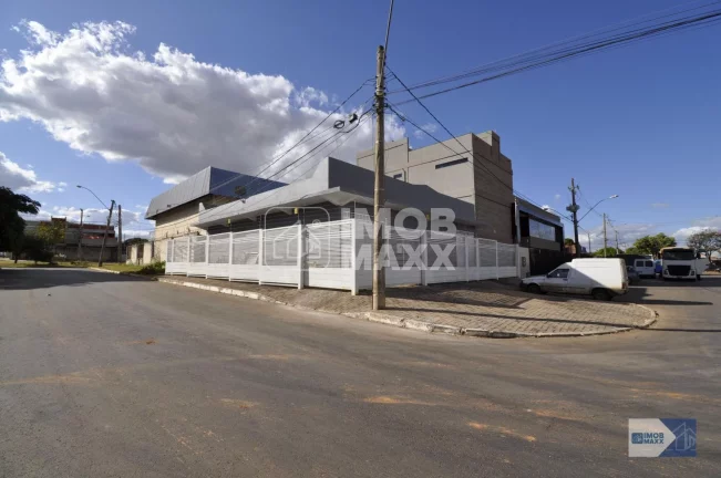 Imagem Prédio inteiro com 02 lojas em Samambaia Sul por R$ 850k