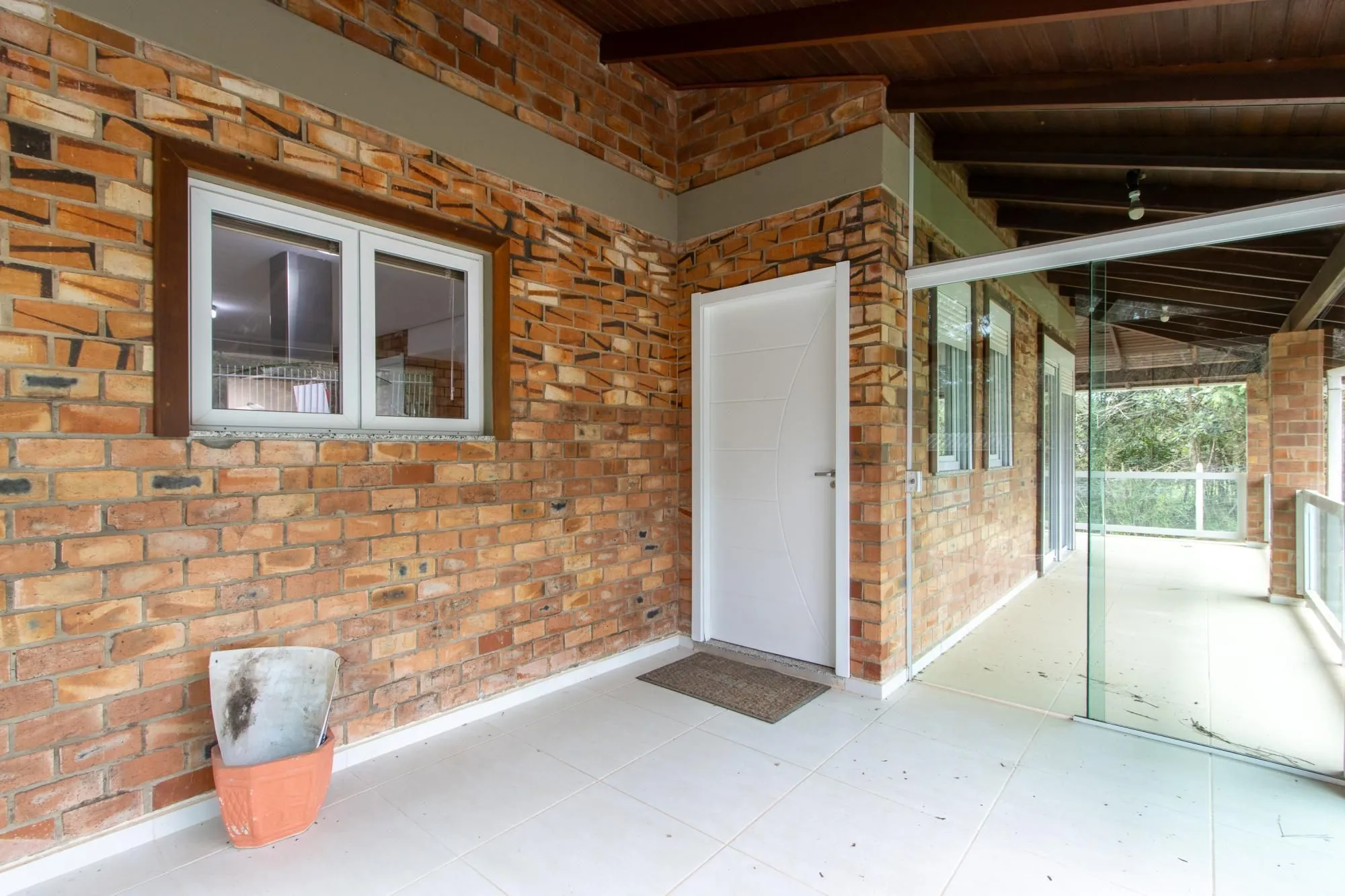 Imagem Casa de alvenaria, com 3 dormitórios, 1 suíte, living, cozinha, lavanderia, churrasqueira, banheiro social, pátio e 4 vagas de garagem.