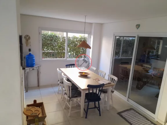 Imagem ESCRITURA DEFINITIVA, CASA A VENDA COM 3 SUÍTES,TODA MOBILIADA EM CONDOMINIO COM PISCINA, SALÃO DE FESTAS PERTO DE TODO COMÉRCIO