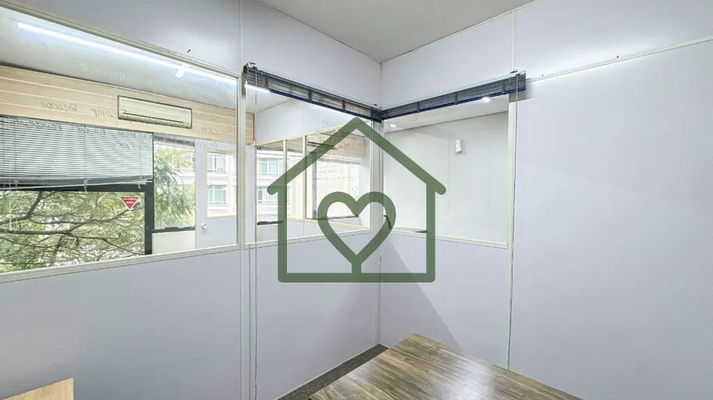 Imagem Sala comercial de 37 m² pronta para uso na Avenida Montenegro. 
 
O imóvel esta dividido em 3 mód...