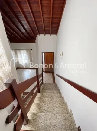 Imagem A casa possui um amplo espaço interno, com 3 quartos, sendo uma suíte com varanda, todos equipados...