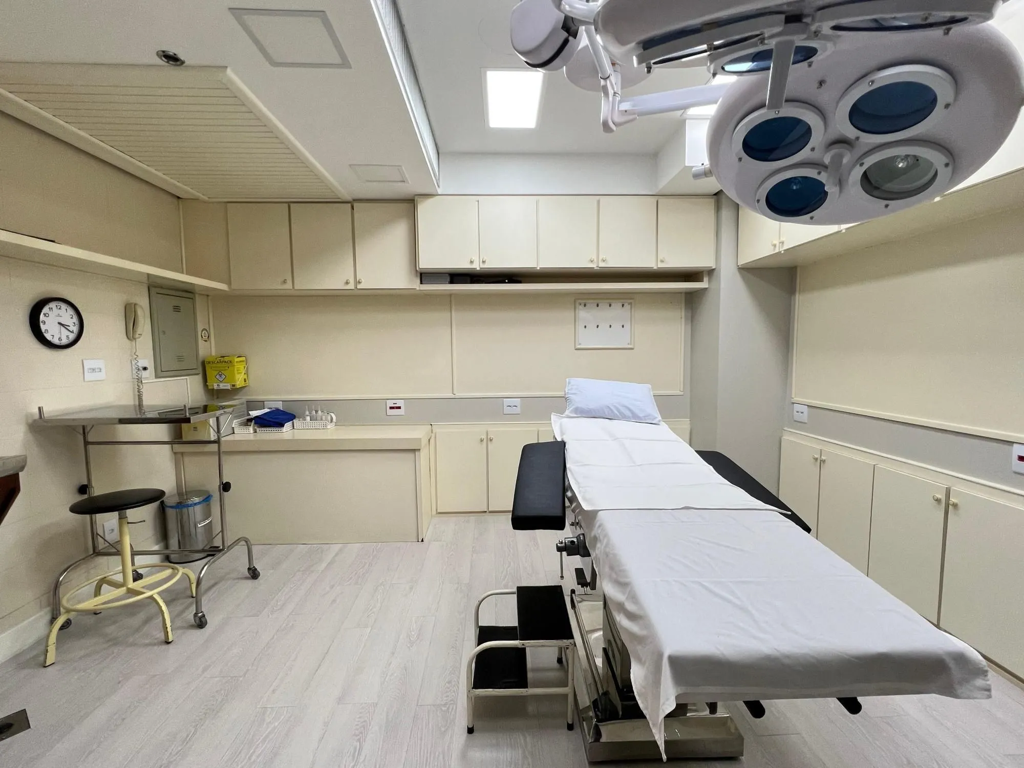 Imagem Espetacular Clínica de Cirurgia Médica toda montada à venda na Av. Carlos Gomes em Porto Alegre