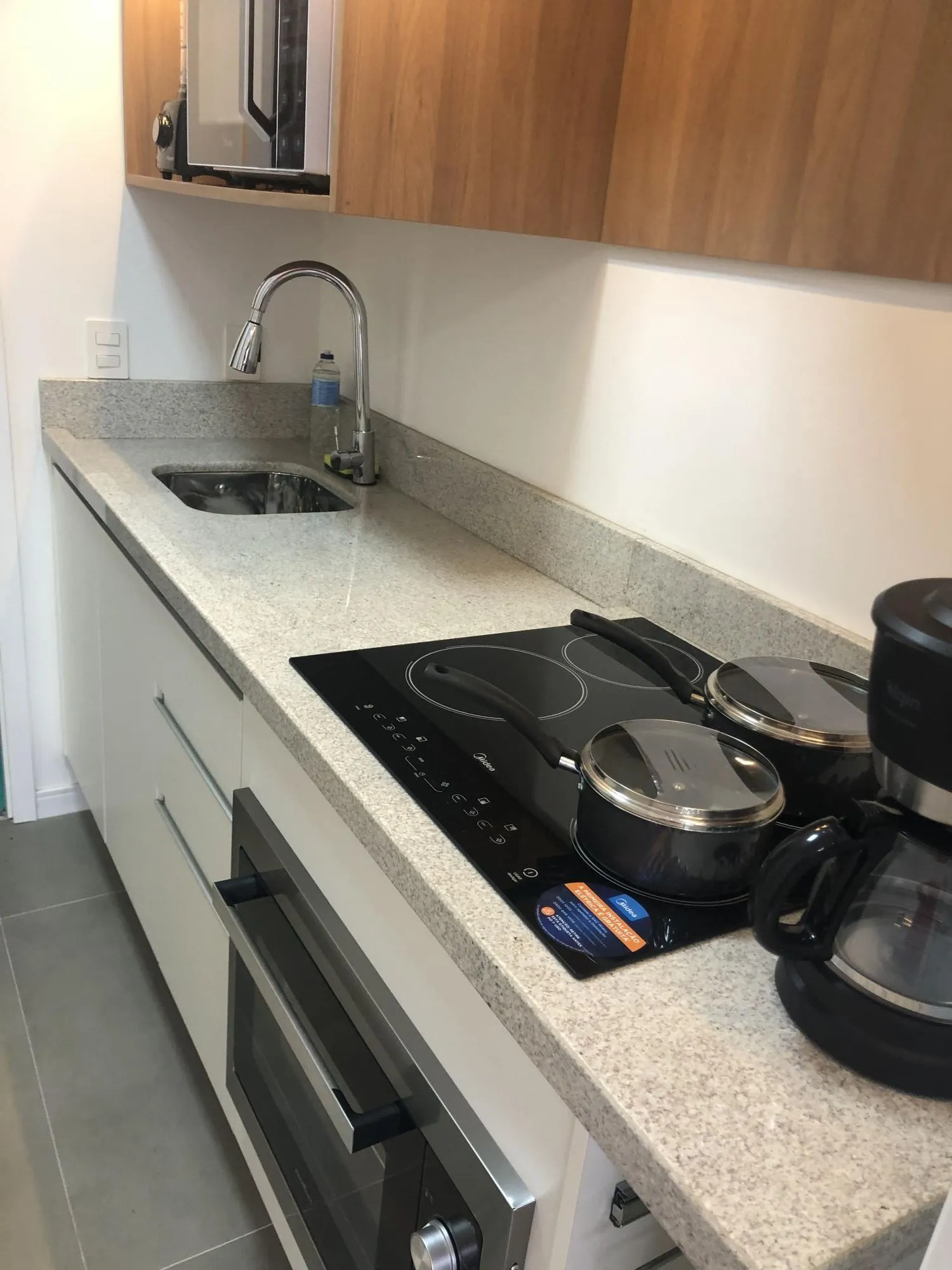Imagem Apartamento desocupado e totalmente mobiliado com uma garagem