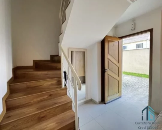 Imagem Sobrado em condomínio, Semi mobiliado 03 quartos c/suíte, closet, no Uberaba em Curitiba PR