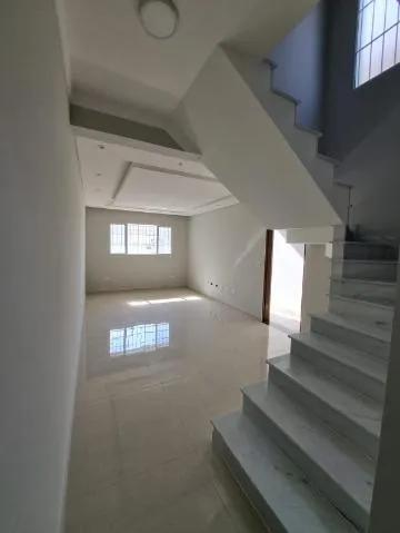 Imagem VENDA DE SOBRADO NOVO NO JARDIM PLANALTO, EM ARUJÁ/SP, 115m² com 3 suítes, sala ampla com led, área gourmet com churrasqueira e 02 vagas. CONSULTE-NOS