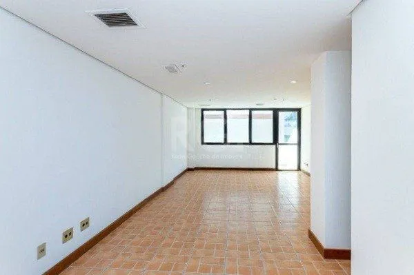 Imagem Sala comercial na Av Carlos Gomes com sacada DESOCUPADA
