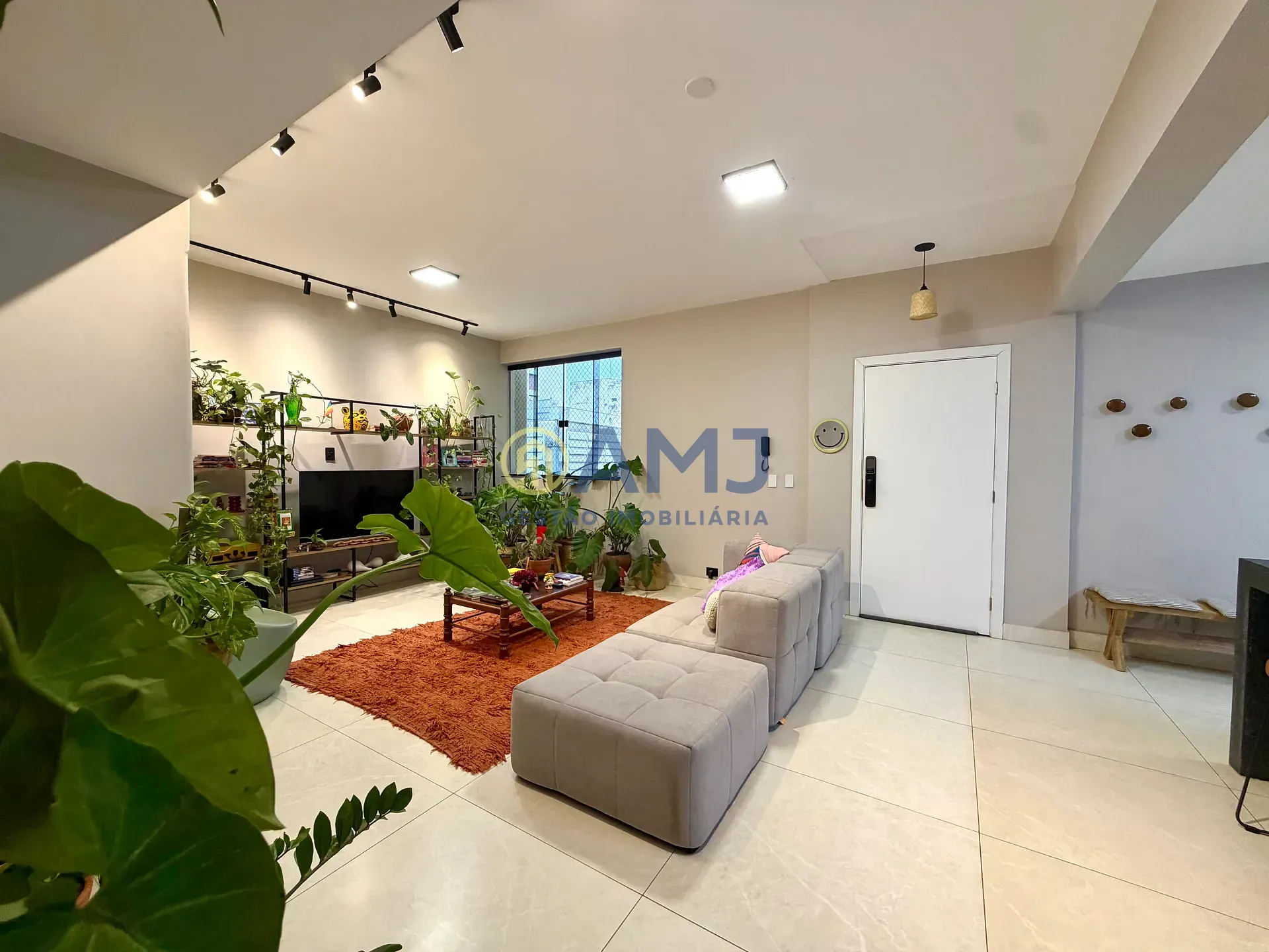 Imagem APARTAMENTO MOBILIADO E TOTALMENTE REFORMADO À VENDA - CENTRO | RUA 07