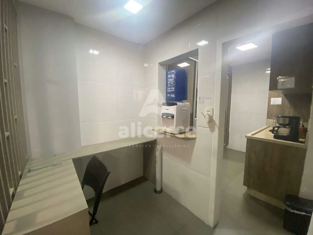 Imagem Vendemos mobila completa para escritório usada em uma sala com 140m²