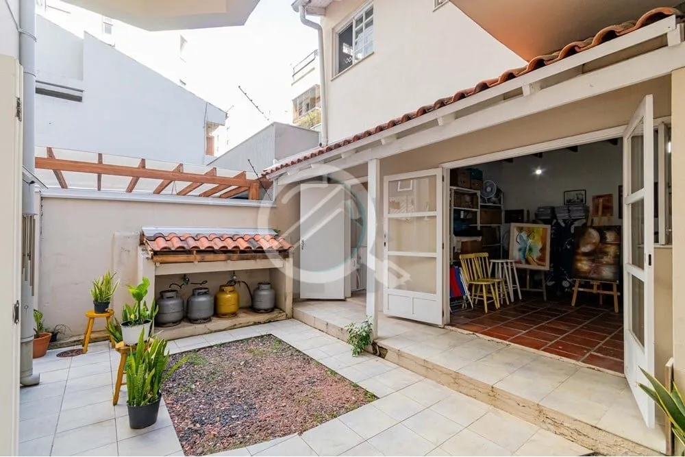 Imagem Encante-se com esta casa excepcionalmente bem localizada no coração do bairro Petrópolis! Com uma...