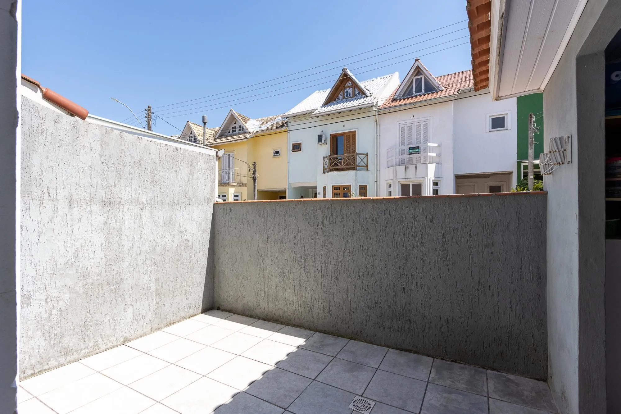 Imagem Casa de condomínio, de 3 dormitórios, 1 suíte e 2 vagas de garagem.
