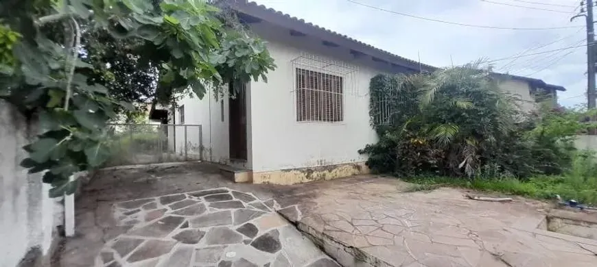 Imagem Casa térrea com 2 dormitórios, amplo pátio e 3 vagas.