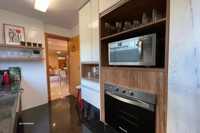 Imagem Localizado no vibrante bairro da Savassi, este apartamento oferece uma experiência de vida urbana s...