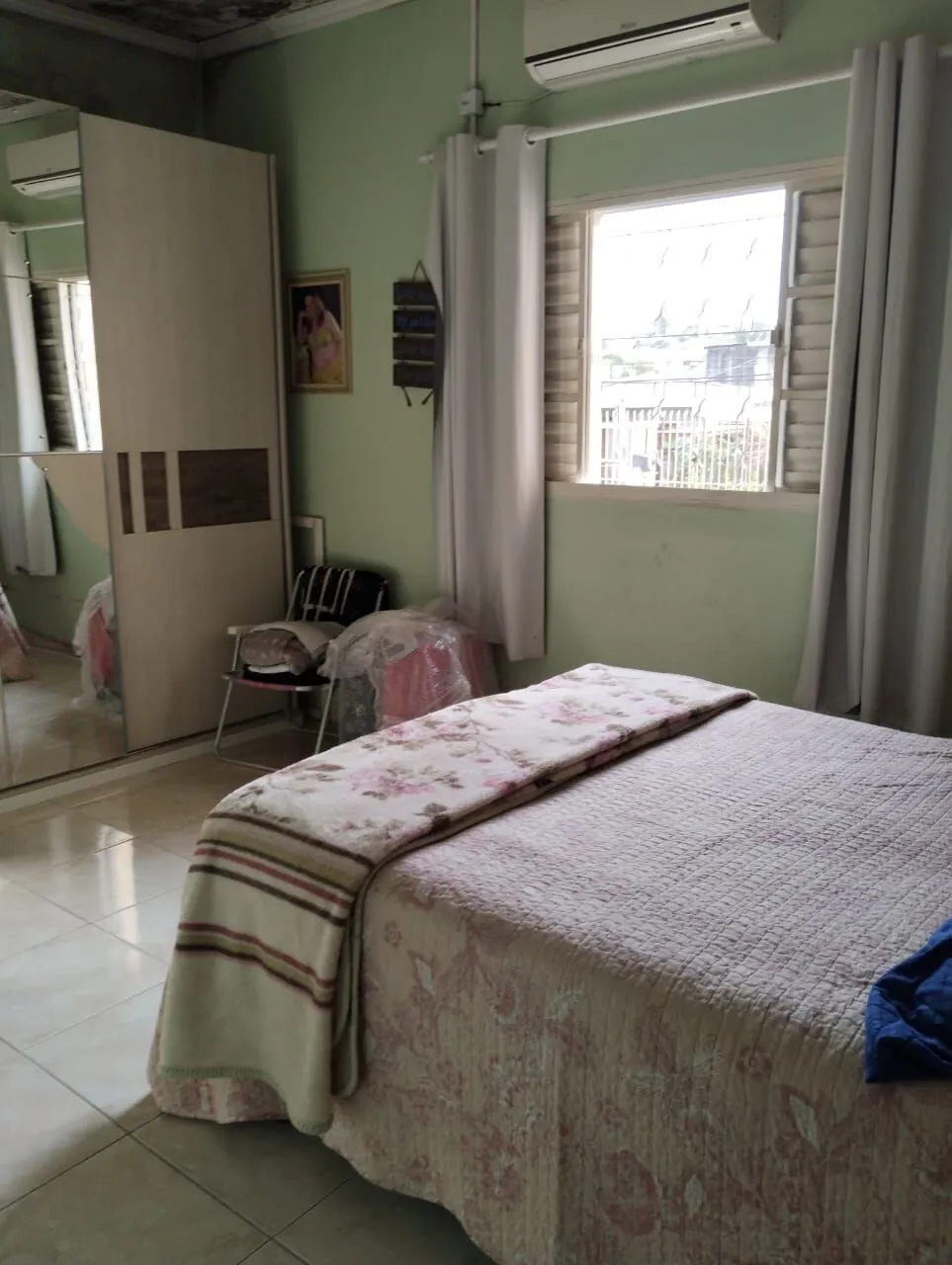 Imagem Terreno com duas frentes, três casas (duas c/dois dormitórios e a outra tipo tipo JK)