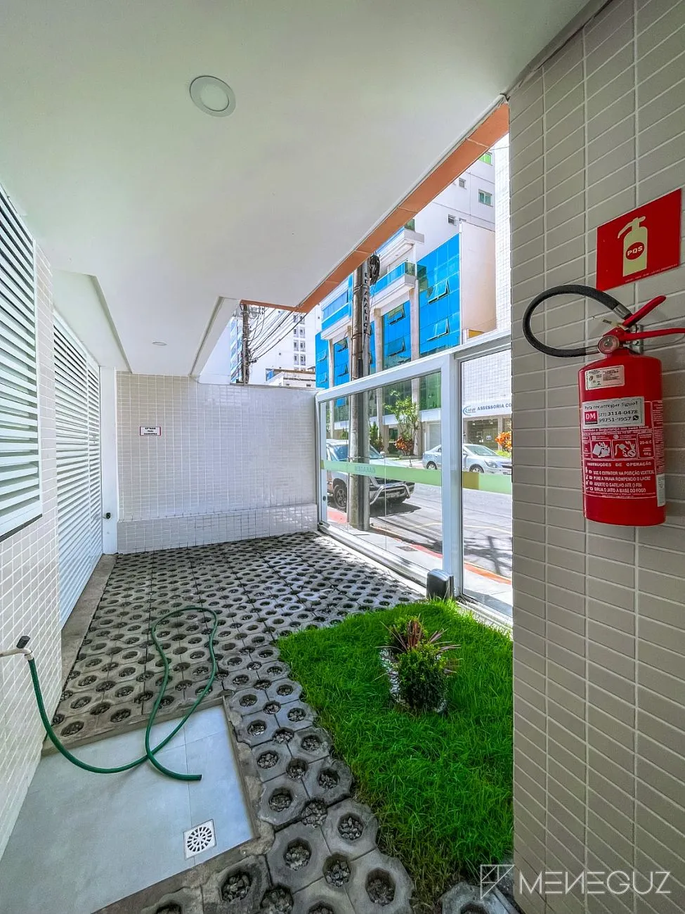 Imagem Apartamento com dois quartos, sendo duas suítes a venda na Praia do Morro, em Guarapari, a duas quadras do mar