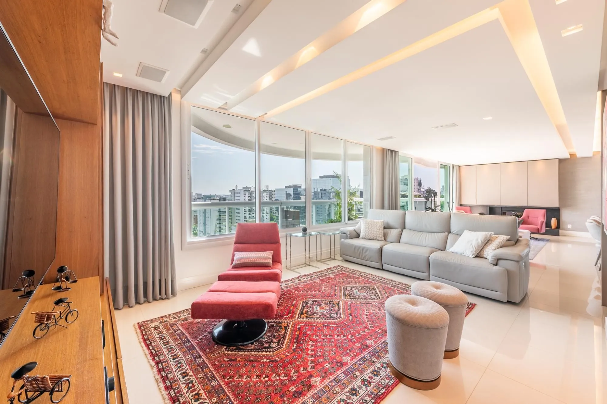 Imagem Apartamento com 204m², 3 dorm, 5 vagas no Petrópolis