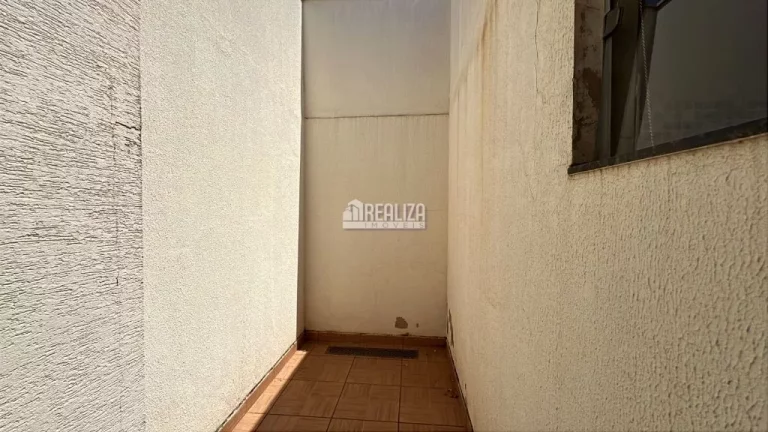 Imagem Casa Padrão para Alugar no Jardim Maracanã, Uberaba - 3 Dormitórios com Suíte e Churrasqueira na Varanda