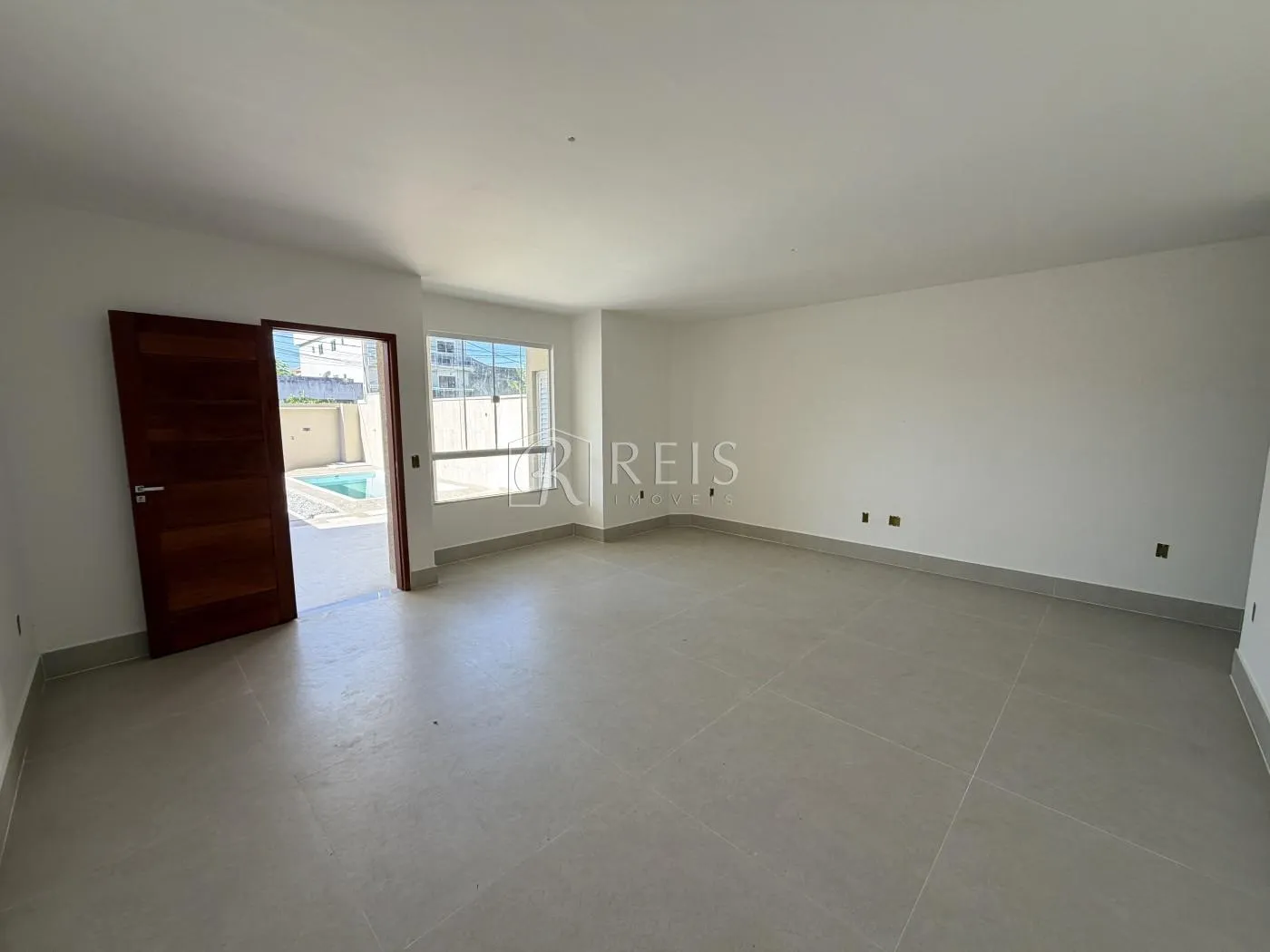 Imagem Casa para Venda em Rio das Ostras, Recreio, 4 dormitórios, 4 suítes, 6 banheiros, 2 vagas