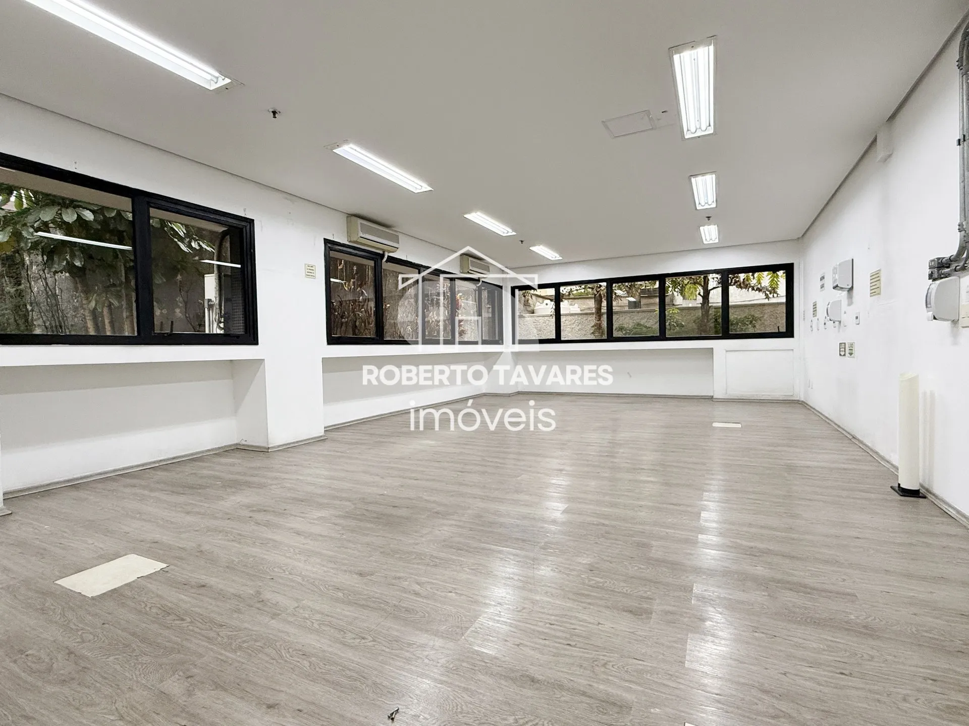Imagem Prédio monousuário, com 11 andares, 1723m² de área útil, 4032m² de área total, 33 vagas de garagem.