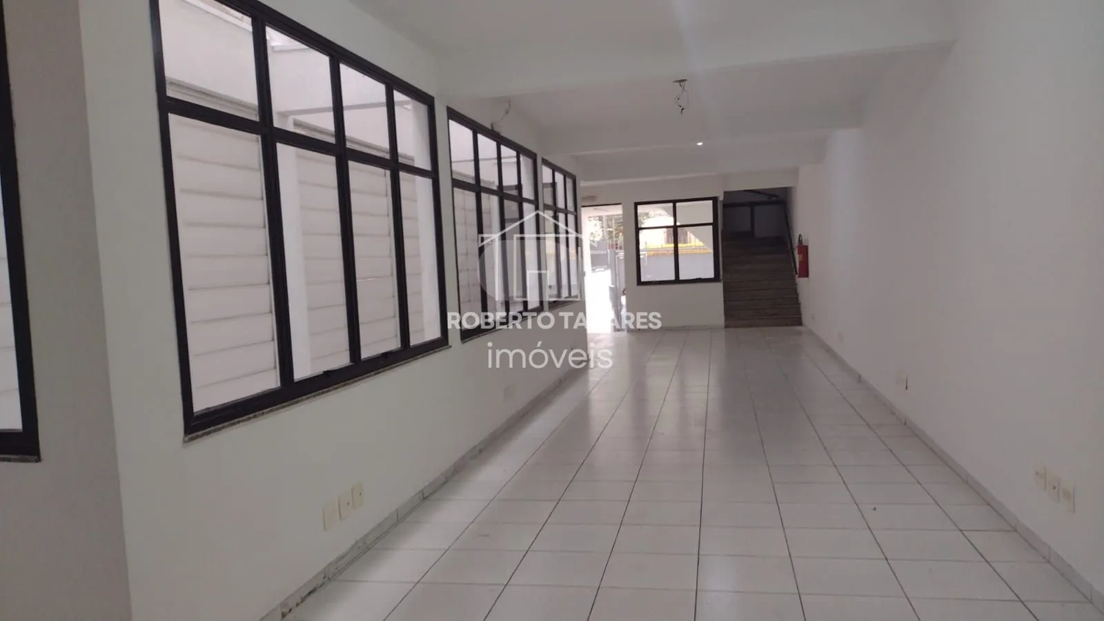 Imagem Prédio Comercial em Santa Cecília 450m² - Vão livre, 9 banheiros, 12 lavatórios, 4 pontos de chuveiro c/ box, 9 garagens, com quarto e banheiro de apoio.