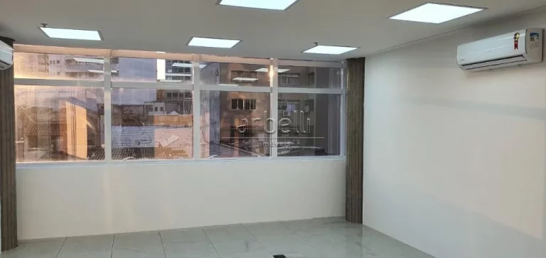 Imagem Sala com 43 metros quadrados com 2 pontos para ar-condicionado, 1 banheiro, janelas amplas, piso de ...