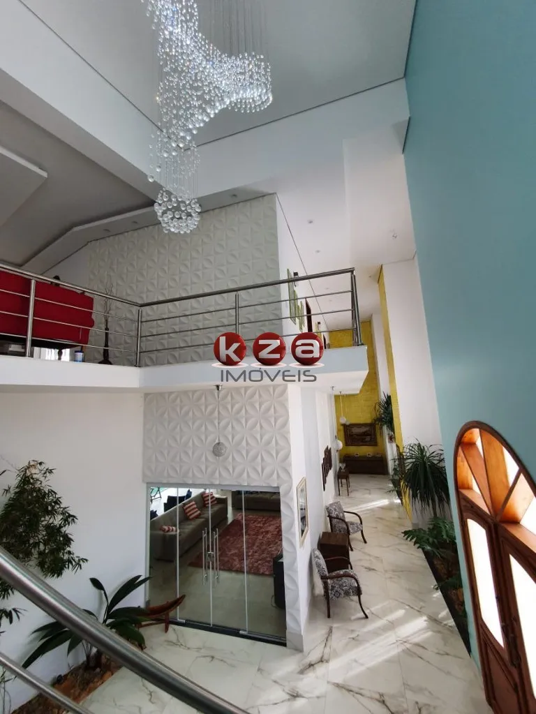 Imagem Casa de luxo no Condomínio Portal do Lago: 4 suítes, 3 salas, 7 banheiros, 2 vagas, 541m² em Valinhos-SP. Venda ou locação.