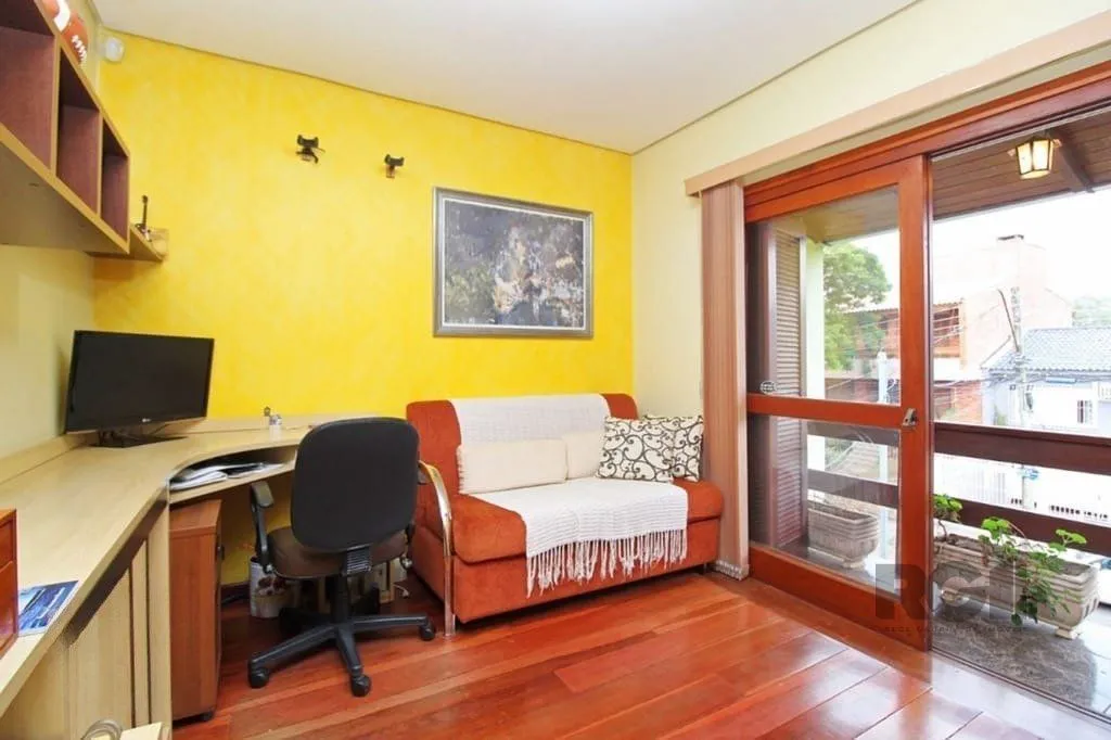Imagem Casa de 275m² - 3 dormitórios e 3 vagas no bairro Coronel Aparício Borges