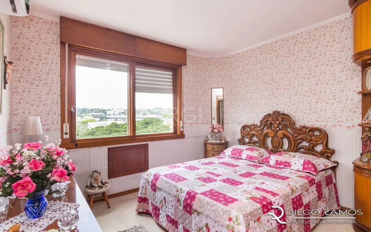 Imagem Apartamento de 2 dormitórios ,80 M² com possibilidade de transformação em 3 dormitórios. Living: Para dois ambientes e estar íntimo. Copa-Cozinha: Funcional e bem equipada. Ampla Área de Serviç