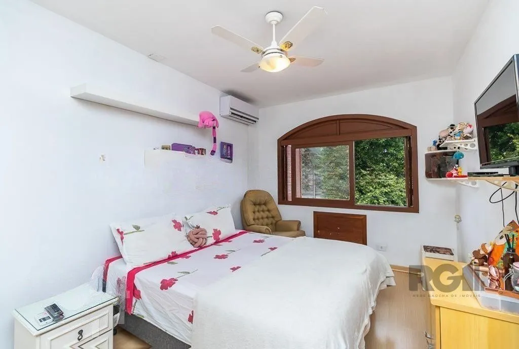 Imagem Casa de 245m² com 5 dormitórios no bairro Sarandi