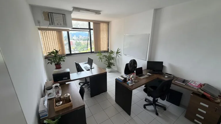 Imagem OBS ESTA SALA SERÁ VENDIDA PORTEIRA FECHADA COM AS SEGUINTE MOBÍLIAS: 1 AR CONDICIONADO, 1 MESA REDONDA COM 4 CADEIRAS, 2 MESAS EM L COM 1 CADEIRA CADA, 1 MESA DE CAFÉ, 1 ARMÁRIO PARA DOCUMENTOS E 1 ARMÉRIO DE COZINHA.