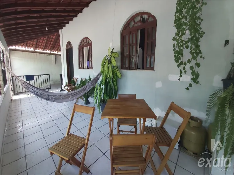 Imagem Manoel Plaza, casa com 3 quartos com 1 suite, sala e cozinha ampla, banheiro social, varandão, 3 vagas de garagem, terreno de 300 m²