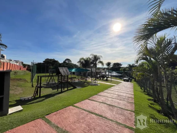 Imagem Oportunidade - Casa Sobrado em condomínio, com 03 dormitórios e piscina.