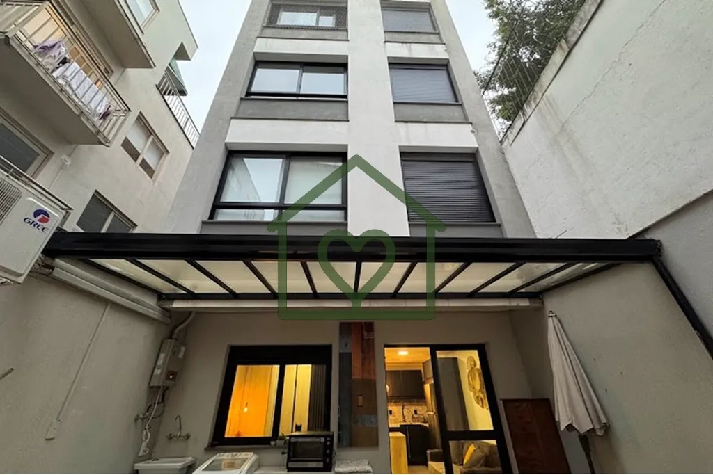 Imagem Descubra o encanto de viver em Menino Deus, Porto Alegre, com este apartamento Garden à venda por u...