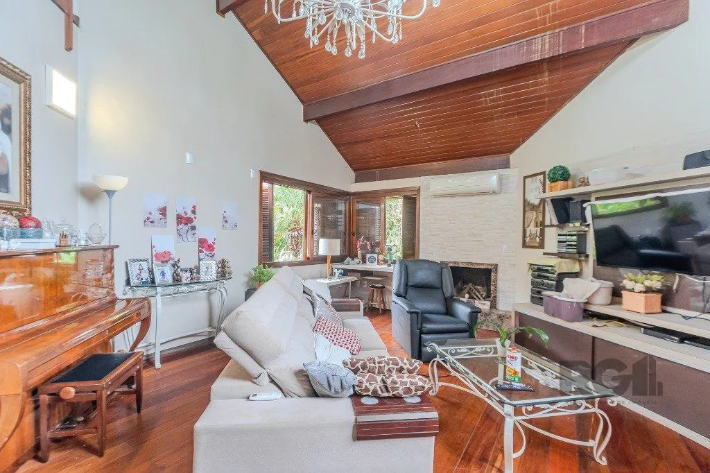 Imagem Casa 400m² - 5 dormitórios, 4 vagas no bairro Vila Jardim