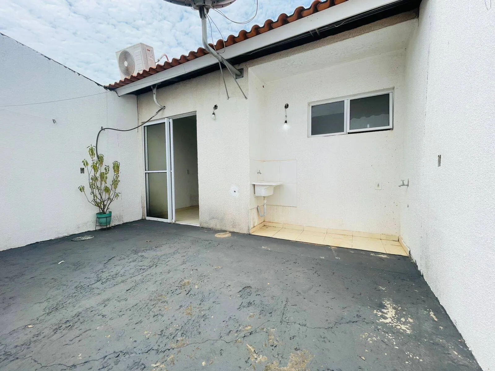 Imagem Casa 2 Quartos sendo 1 Suíte Condomínio Rio Manso Bairro Jardim Imperial