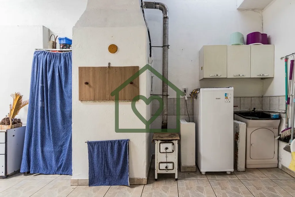 Imagem Descubra seu novo lar nesta encantadora casa localizada em Porto Alegre, situada na calma e segura R...