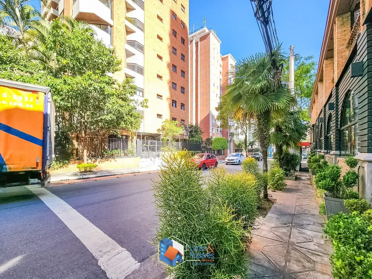 Imagem Conjunto comercial para venda em Vila Uberabinha, 675m²