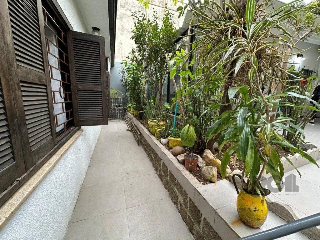 Imagem Vende-se ampla casa 3 quartos com hidro, 2 vagas, living com ladeira e salão de festas com churrasqueira - 260m² - Medianeira