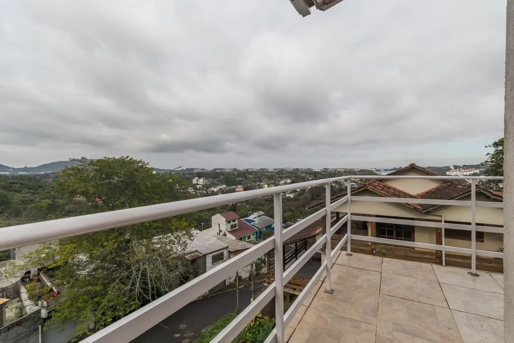 Imagem Casa de 6 dormitórios à venda Bairro Vila Nova - Porto Alegre