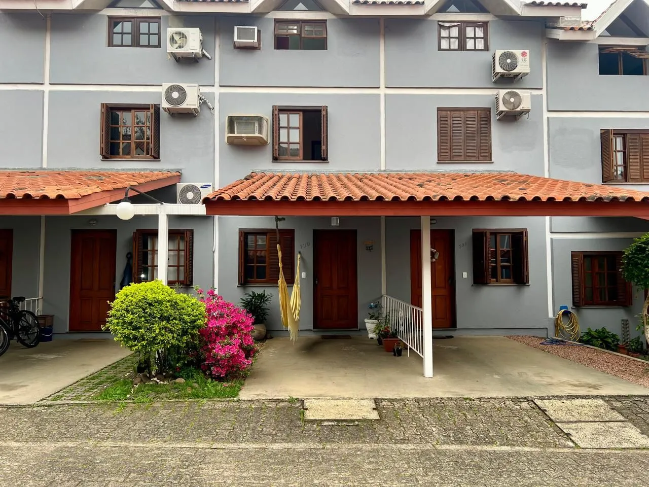 Imagem Casa em condomínio fechado com 94m2, 3 dormitórios no bairro Camaquã.