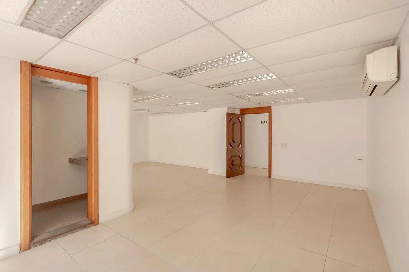 Imagem Conjunto Comercial, meio andar inteiro com várias salas e salão!