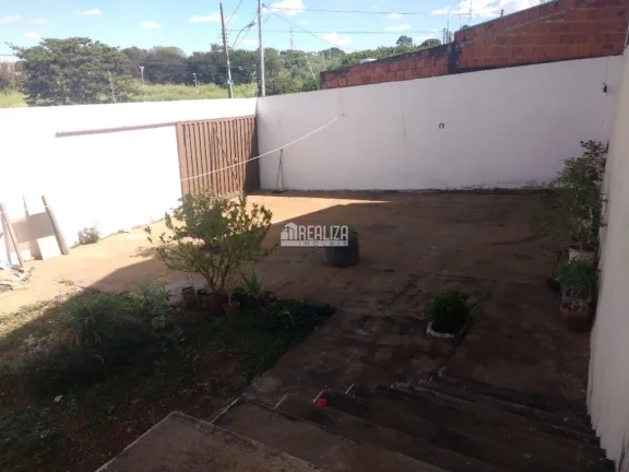 Imagem Casa à venda no bairro Conjunto Costa Telles I, Uberaba - 3 quartos e 4 vagas de garagem!