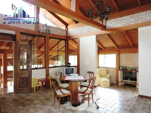 Imagem Casa na Granja Viana com muito espaço em rua tranquila
 Casa com pé direito alto, amplas varandas,...