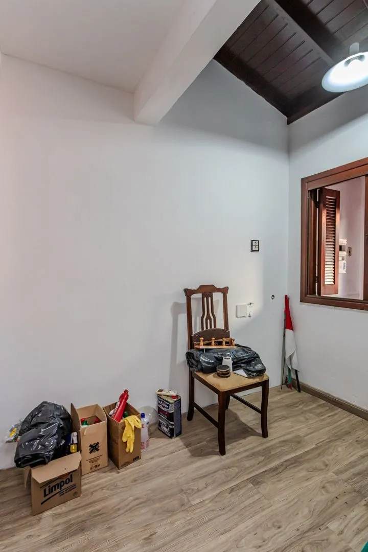 Imagem Casa no Partenon com 4 dormitórios e 4 vagas DESOCUPADA