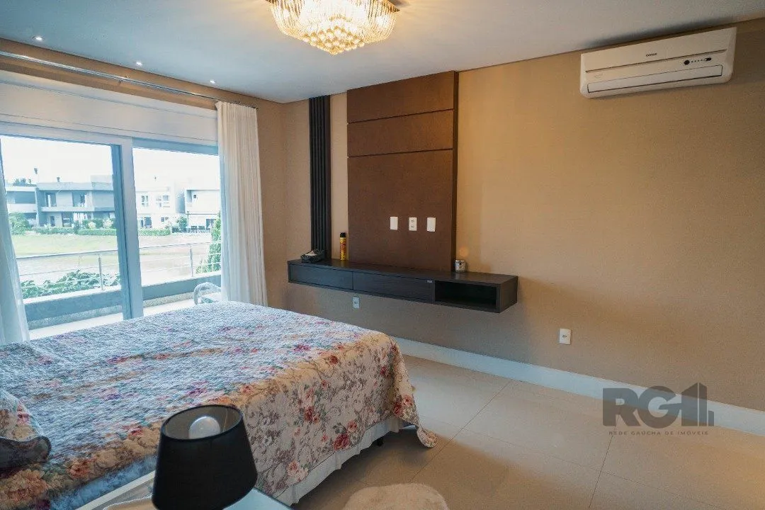 Imagem Oportunidade Única! Casa em Condomínio à Beira do Lago com 4 Suítes, sendo uma Térrea e uma Suíte Master Espetacular!