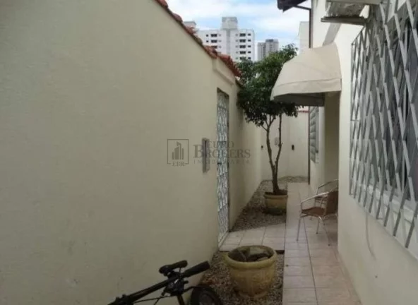 Imagem Grande casa de esquina no centro de Balneário Camboriú.
