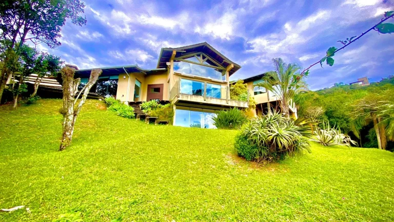 Imagem Imóvel de Luxo na Praia da Silveira: Casa com 3 Quartos, 1 Suíte e Garagem em Garopaba-SC!