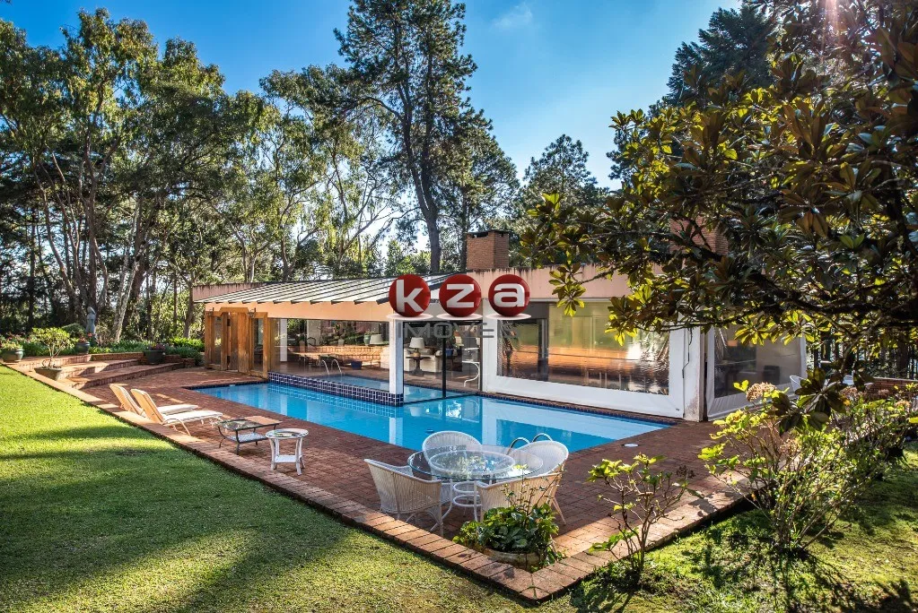 Imagem Imóvel de luxo à venda em Campos do Jordão-SP: Casa com 6 quartos, 4 suítes, 3 salas e 8 banheiros no bairro Toriba
